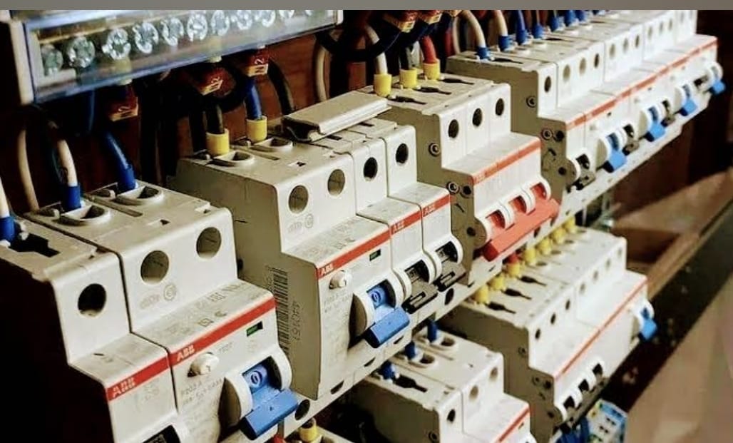 Disjuntores em quadro elétrico durante atendimento