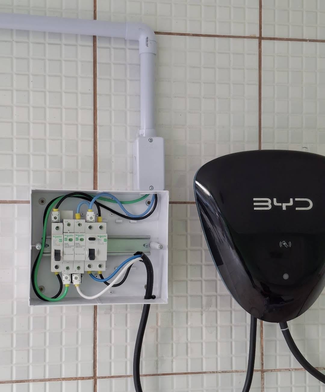 Carregador de carro elétrico instalado na parede com quadro de proteção dedicado
