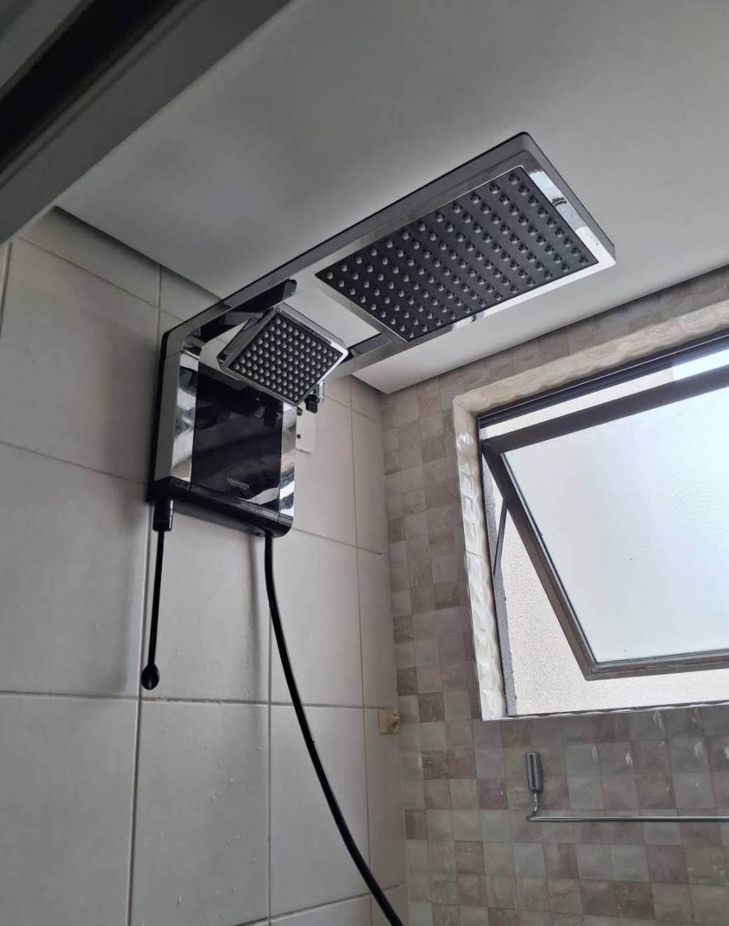 Chuveiro elétrico instalado em banheiro