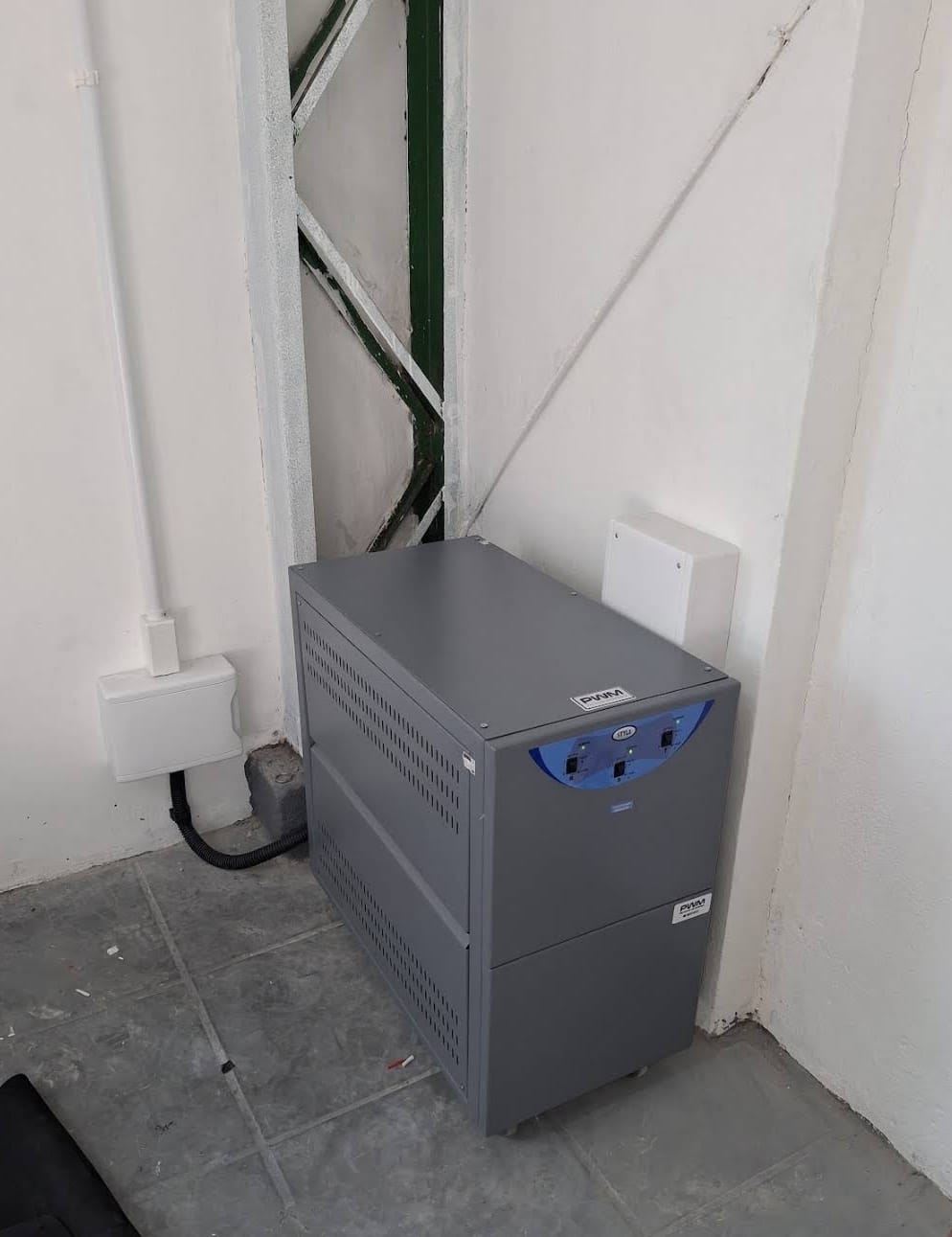 Estabilizador de tensão instalado