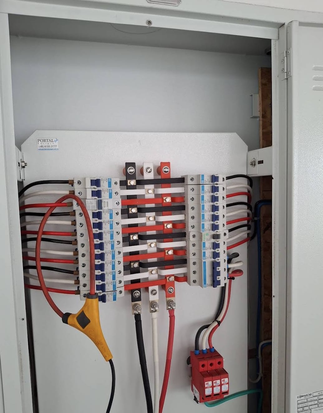Quadro de distribuição montado com disjuntores, barramentos e DPS